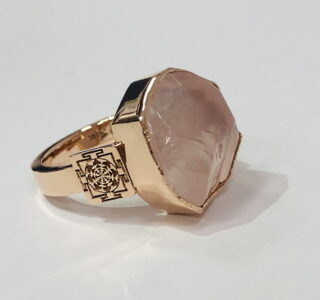 Золоте кільце: рожевий кварц з янтрою для балансу Духу та матерії