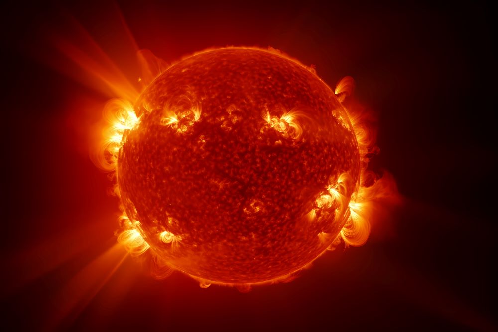 Изображение солнца в золотистых тонах