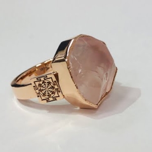 rozovyj kvarcz v zolotom kolcze розовый кварц в золотом кольце